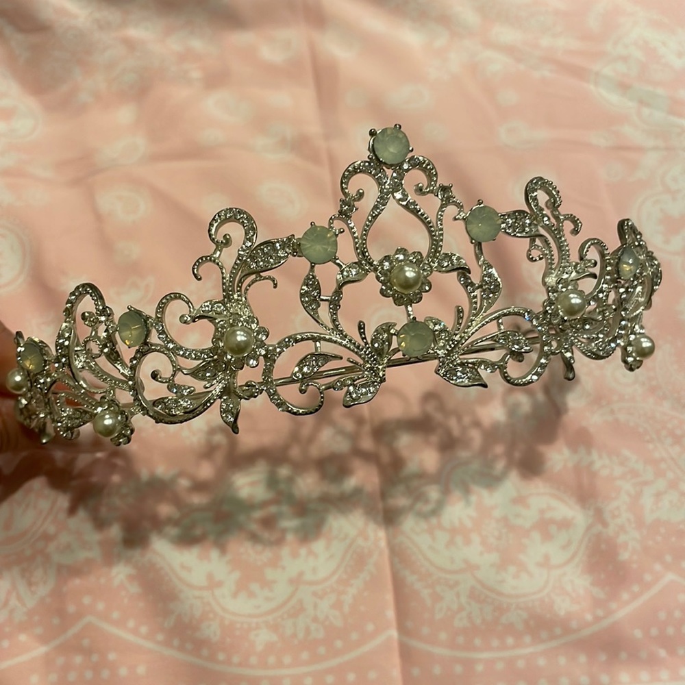 Tiara with pearls and crystals